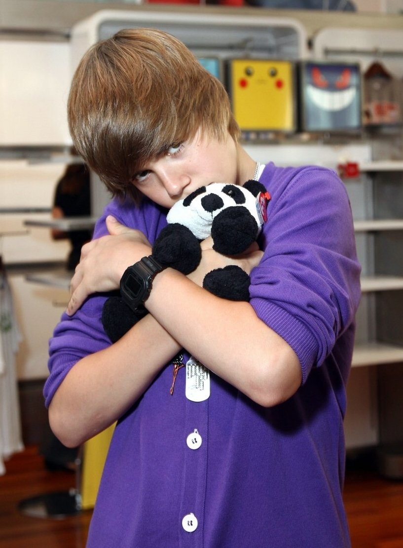 https://images2.fanpop.com/image/photos/9300000/Justin-Bieber-with-a-stuffed-panda-justin-bieber-9317568-817-1110.jpg