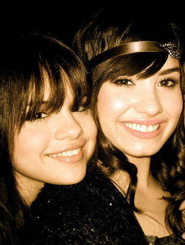  Selena & Demi