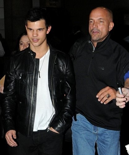  Taylor Lautner Arrives in NYC