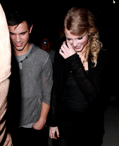  Taylor & Taylor Reunite on 'Valentine's Day'
