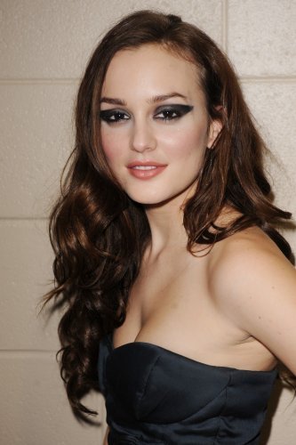 http://images2.fanpop.com/image/photos/9400000/December-12-Y100s-Jingle-Ball-2009-Backstage-leighton-meester-9412231-333-500.jpg