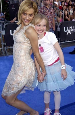  Brittany Murphy and Dakota Fanning (Uptown Girls)