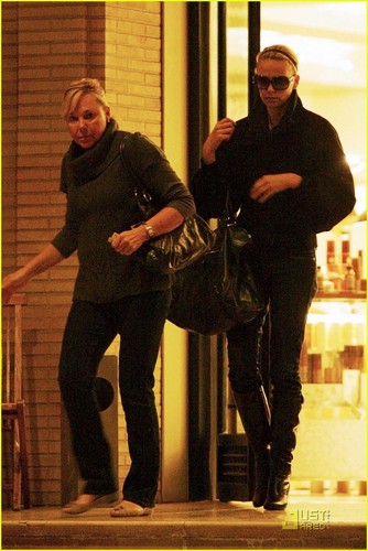  Charlize shopping in Los Angeles