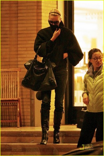  Charlize shopping in Los Angeles