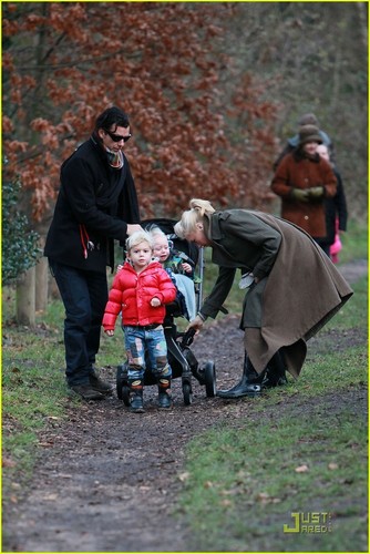  Gwen & Family in England