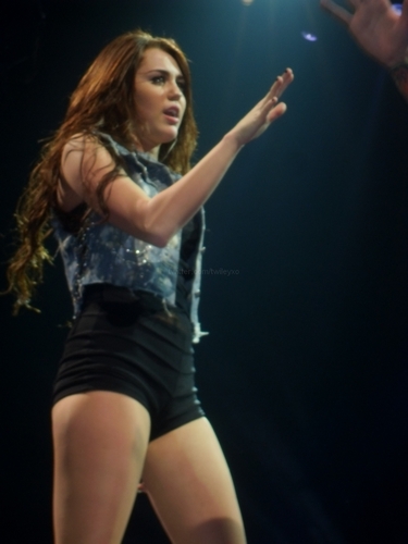  Miley 2009 Wonderworld Tour - Birmingham
