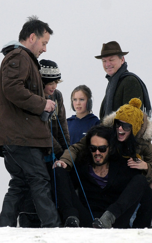  Russell Brand and Katy Perry sledging in Londra