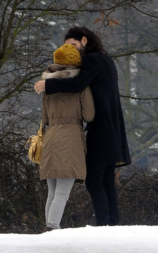  Russell Brand and Katy Perry sledging in Londres