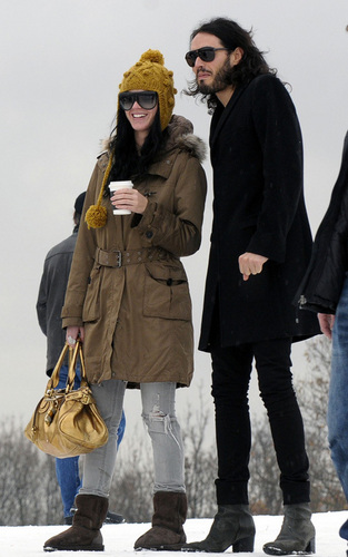  Russell Brand and Katy Perry sledging in ロンドン