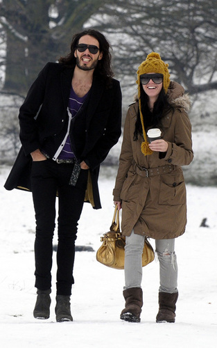  Russell Brand and Katy Perry sledging in लंडन