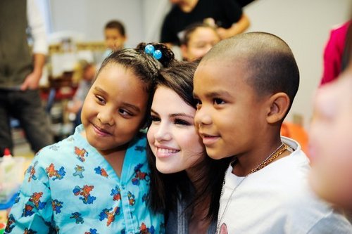  Selena @ Dallas Children's Medical Center क्रिस्मस Parade