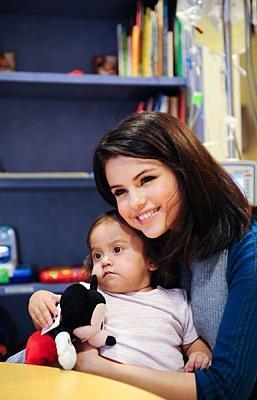  Selena @ Dallas Children's Medical Center Natale Parade