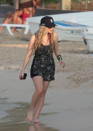  avril lavigne on the ビーチ (new pictures)