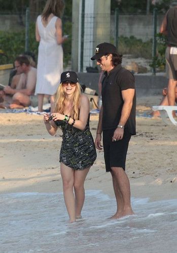  avril lavigne on the pantai (new pictures)