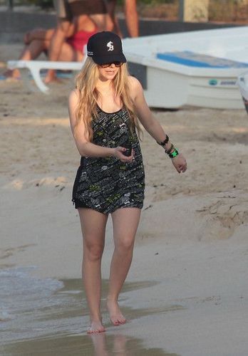  avril lavigne on the bờ biển, bãi biển (new pictures)
