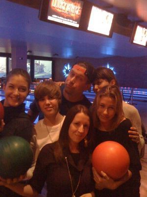  Justin with family and Друзья
