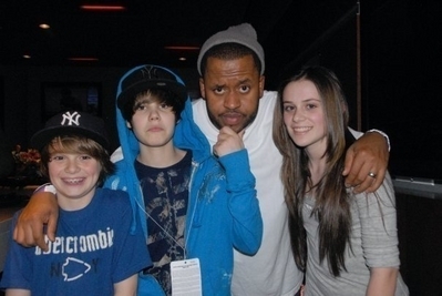  Justin with family and Друзья