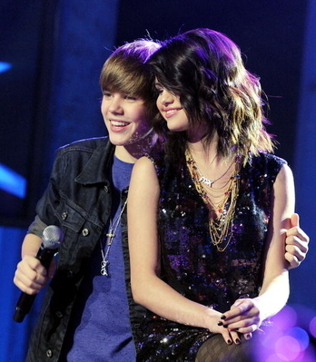  selena and justin new years eve