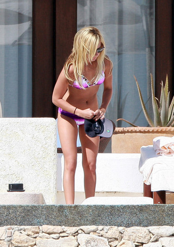  Ashley Tisdale menunjukkan Off Her Bikini Bod In Mexico 4