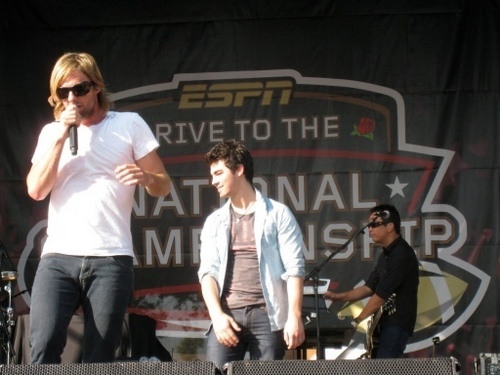  BCS Tailgate tampil with Switchfoot (Joe). 7.01.10.