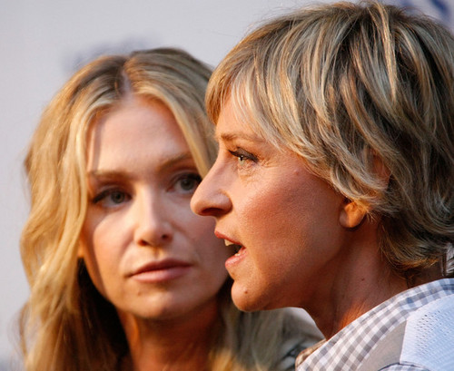  Ellen DeGeneres And Portia de Rossi Host Yes! On pagpaparangal 2 Party