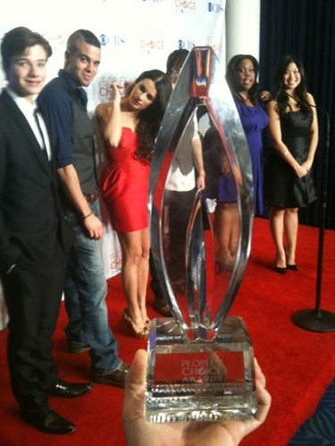  Glee cast with the People's Choice Award 2010