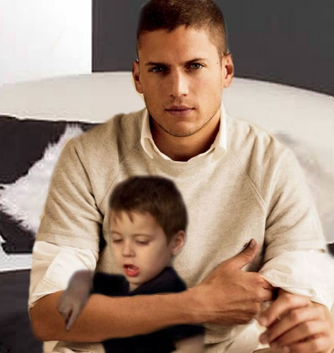  Prison Break - Michael Scofield cuddles with his son MJ