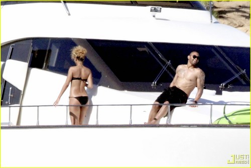  Рианна with Matt Kemp on a лодка