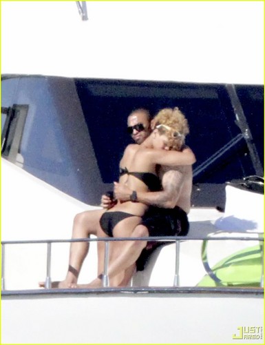  Rihanna with Matt Kemp on a barca