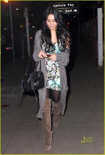  Vanessa Out in Studio City