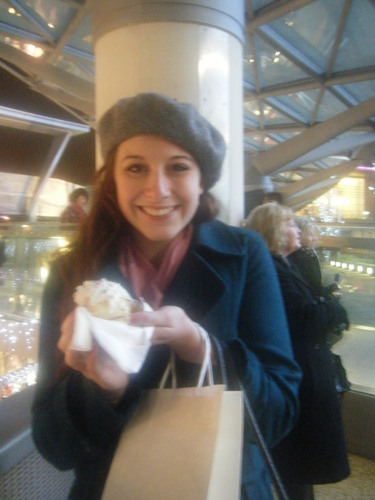  x-missmckena-x @ In Liverpool krisimasi shopping and eating a cupcake!