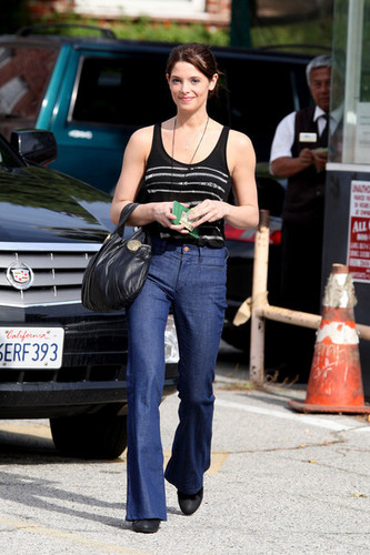  Ashley Greene Goes to Starbucks|more photos|