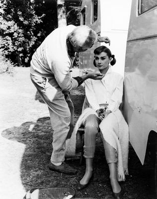  Audrey in tình yêu in the Afternoon set, 1956