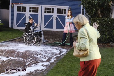 http://images2.fanpop.com/image/photos/9800000/Desperate-Housewives-How-about-a-friendly-shrink-stills-desperate-housewives-9805912-400-266.jpg