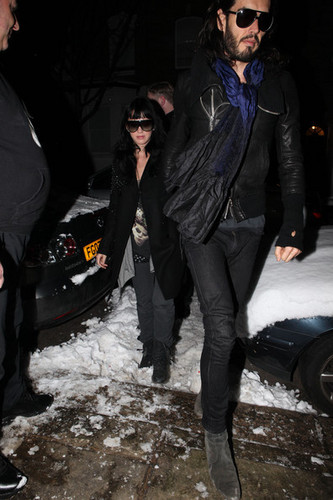  Katy Perry and Russell Brand arriving in 伦敦 (Jan 9th)