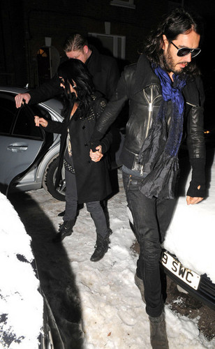  Katy Perry and Russell Brand arriving in ロンドン (Jan 9th)