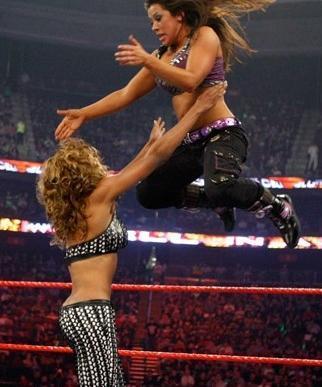  Mickie James action foto