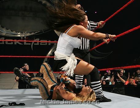  Mickie James action foto
