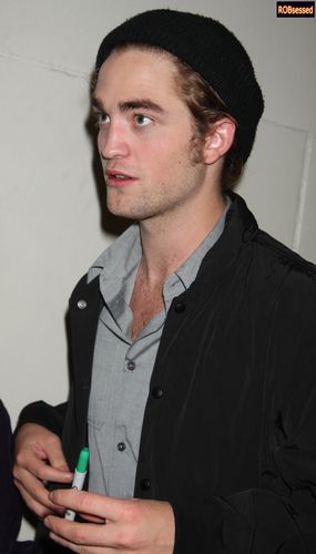 New/Old Pictures of Robert Pattinson from TRL (Nov 4th 2008)