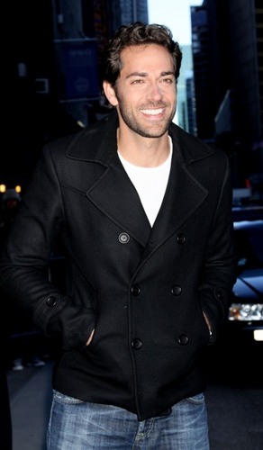  Zachary Levi @ The Late montrer with David Letterman (05/01/10)