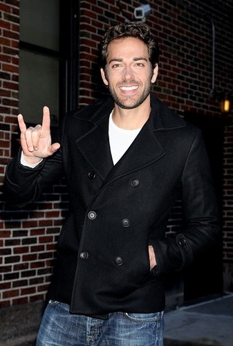  Zachary Levi @ The Late hiển thị with David Letterman (05/01/10)