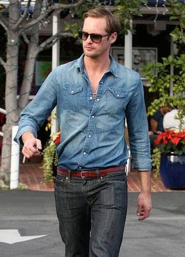  Alexander Skarsgård going to have lunch with a friend at Фред Segal in West Hollywood January 17