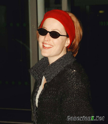  Gillian with Hugh Grant at Heathrow Airport, लंडन February 13, 1999