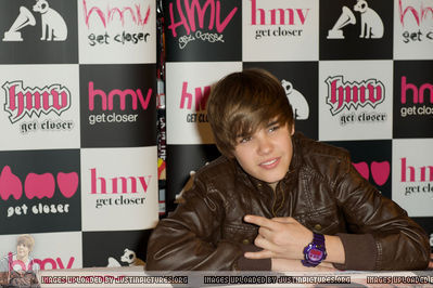  January 18th - My World Album Signing In ロンドン