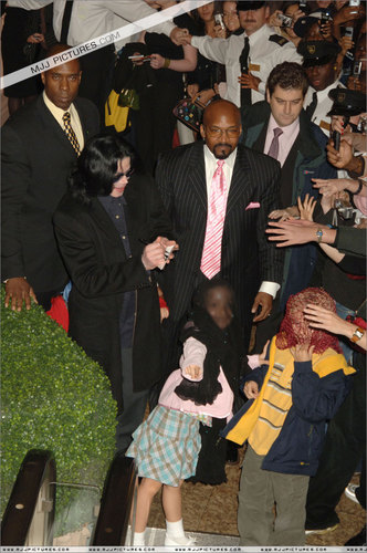  Michael Jackson with kids