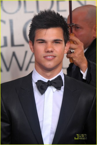  Taylor Lautner @ Golden Globes 2010