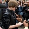 Justin Bieber signing autographs selena4011 photo