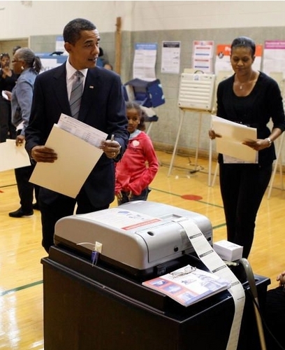  Barack and Michelle Vote