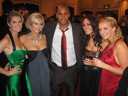  Ricky Whittle (Calvin) poses with the HOLLYOAKS girls.