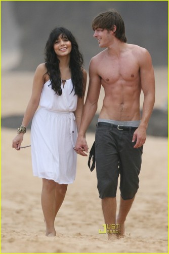  zac efron and vanessa holding hand on the strand and zac no top, boven